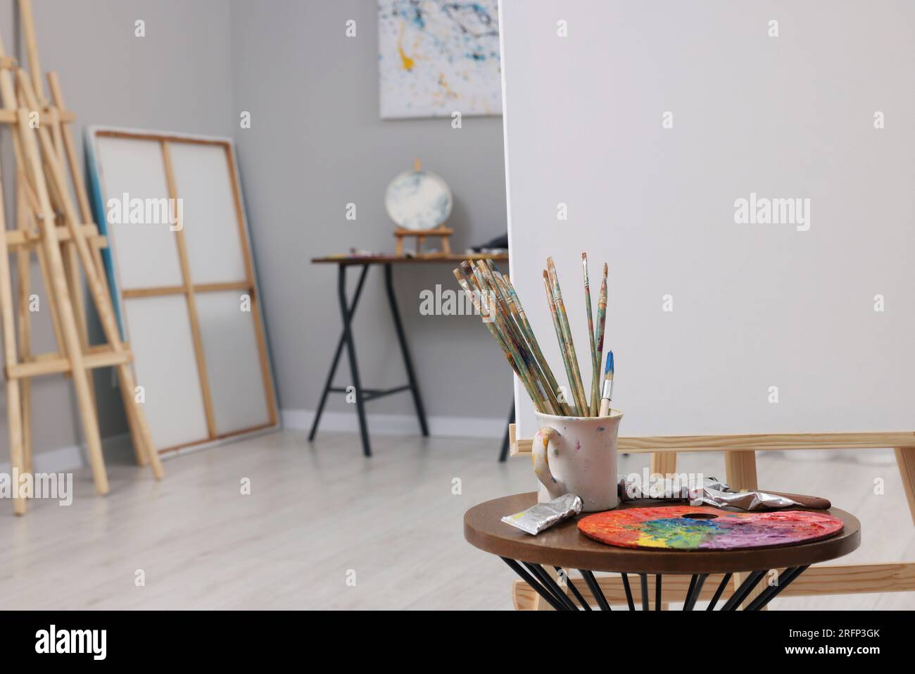 Caballete para niños fotografías e imágenes de alta resolución - Alamy