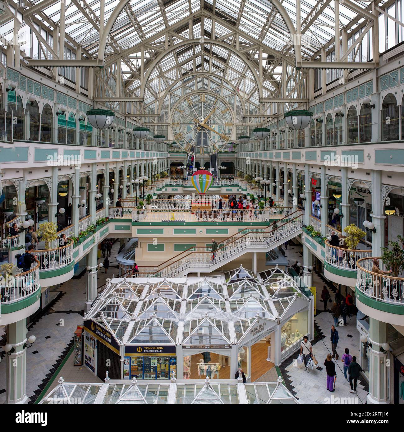 Dublín, Irlanda - 23 de julio 2023: Centro comercial St Stephen's Green Foto de stock