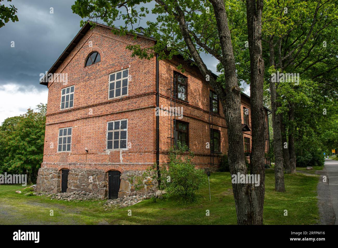 Anttipoffi, edificio residencial de ladrillo rojo, construido en 1852 para viviendas de trabajadores, en el pueblo de Mathildedal en Perniö, Finlandia Foto de stock