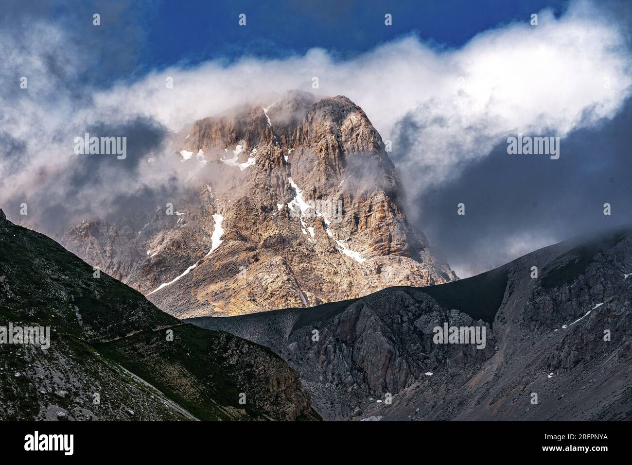 Juegos de luces y nubes en el Corno Grande, la cima de los Apeninos. Parque Nacional Gran Sasso e Monti della Laga Foto de stock