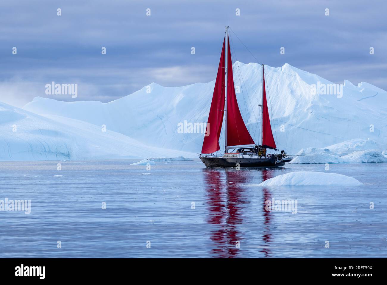 Red navega a lo largo del Fiordo de Hielo Ilulissat al norte del Círculo Polar Ártico, Disko Bay, Groenlandia Foto de stock