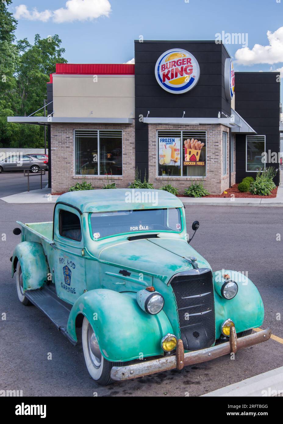 ROYAL OAK, MI/USA - 12 DE AGOSTO de 2015: Un camión Chevrolet de 1937 en un restaurante Burger King en el Woodward Dream Cruise. Foto de stock
