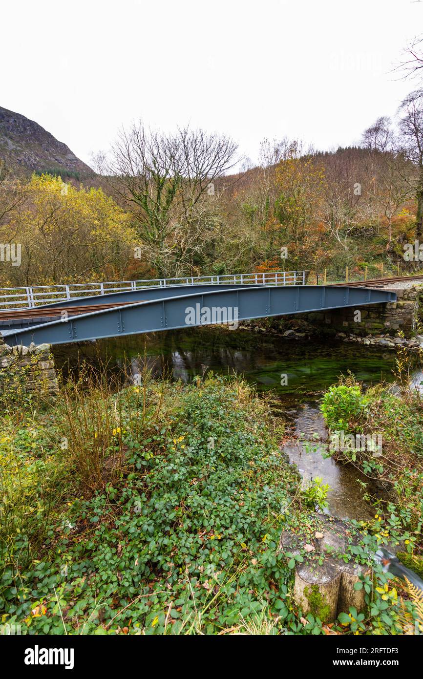 Puente ferroviario sobre el río Afon Gwyfrai en la estación Plas-y-Nant en el Ferrocarril de las Tierras Altas Galesas. Betws Garmon, Snowdonia o Eryri, Norte de Gales, retrato. Foto de stock