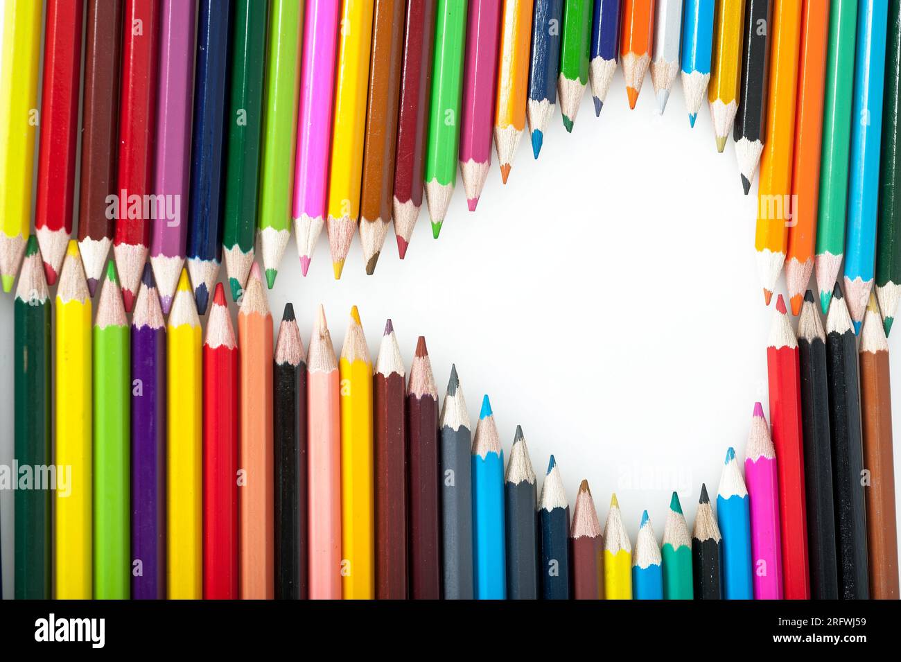 Los lápices de colores son herramientas educativas y de juego indispensables para niños y estudiantes, así como materiales de escritura, dibujo y educación utilizados por Foto de stock
