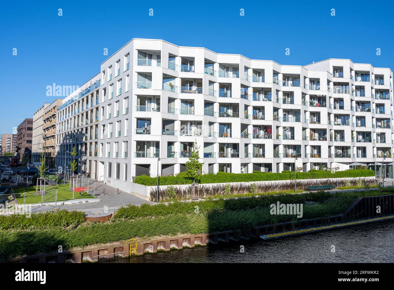 Modernos edificios de apartamentos en la orilla visto en Berlín, Alemania Foto de stock