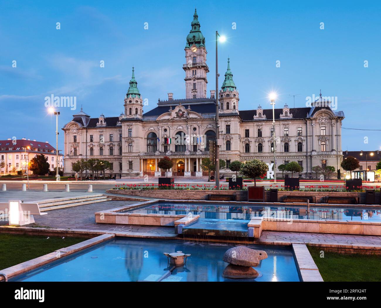Ayuntamiento de Gyor por la noche, Hungría Foto de stock