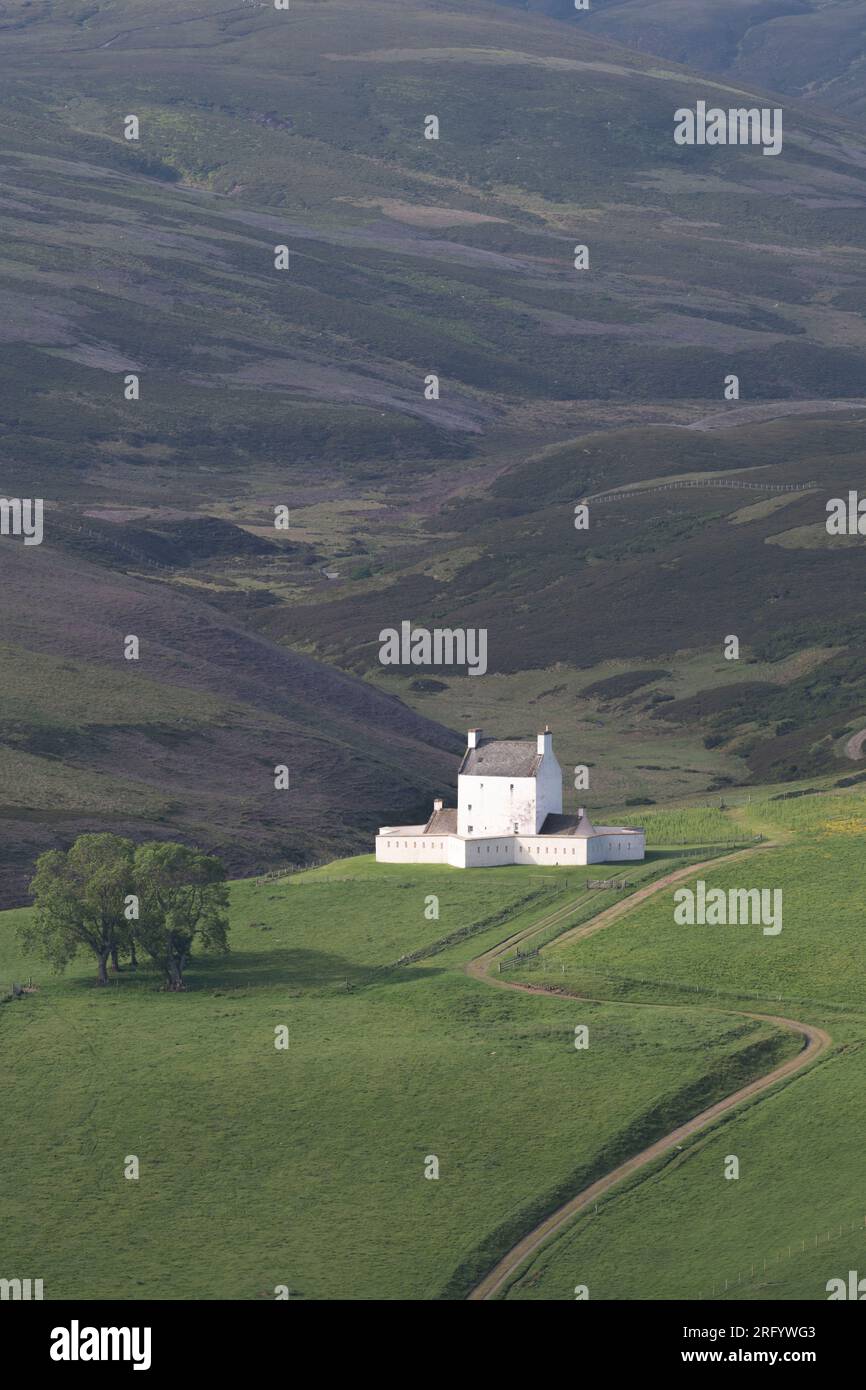 Encaramado en una montaña iluminada por el sol en el Parque Nacional Cairngorms, Corgarff Castle en Aberdeenshire está rodeado por Moorland Foto de stock