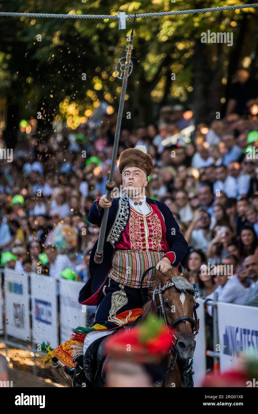 Sinj, Croacia. 06 de agosto de 2023. Hombres vestidos con trajes  tradicionales de caballero compiten en la competencia Alka en la ciudad de  Sinj, Croacia el 6 de agosto de 2023. Alka