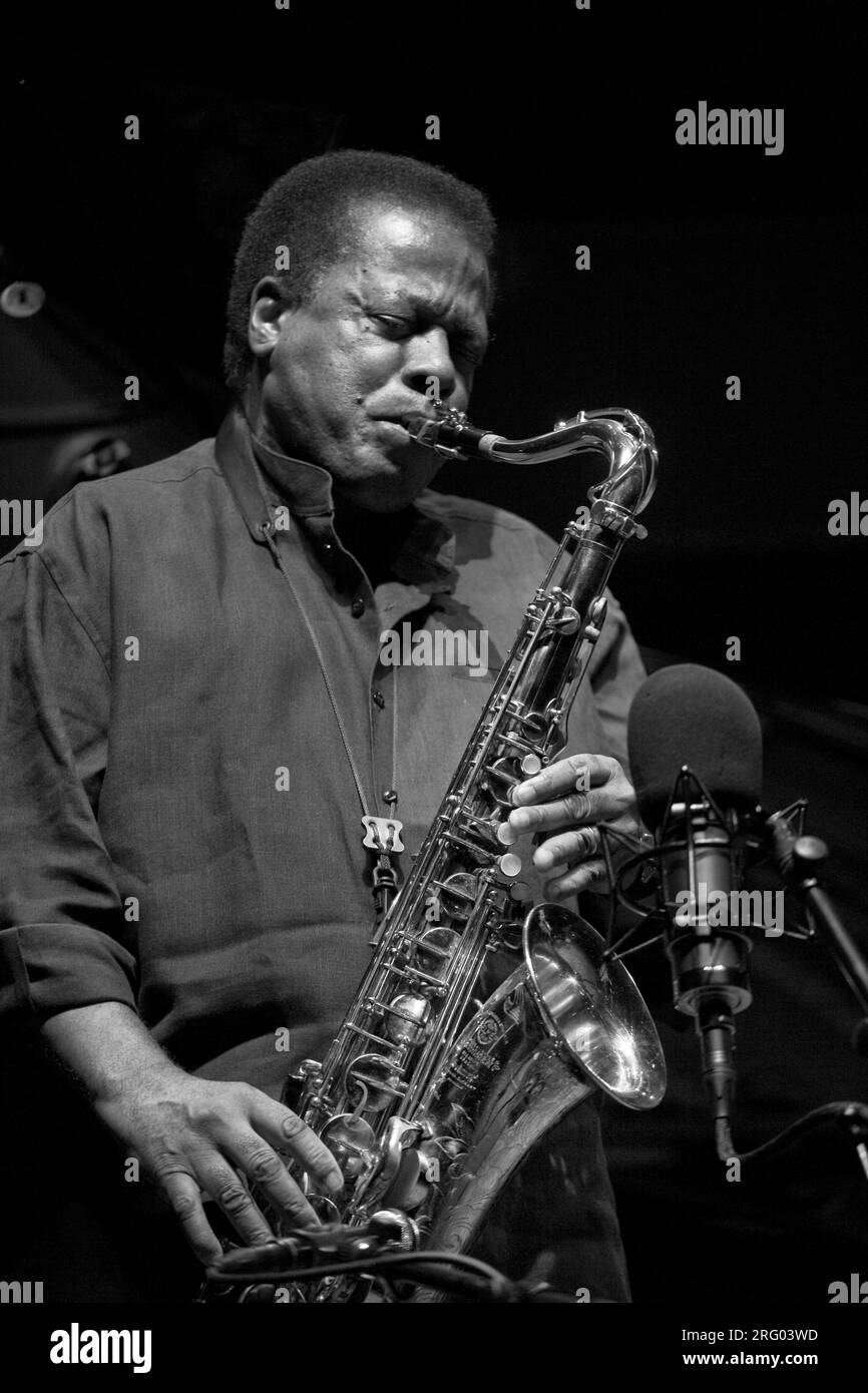WAYNE SHORTER toca saxofón con su cuarteto en el 51º FESTIVAL DE JAZZ DE MONTEREY - MONTEREY, CALIFORNIA Foto de stock