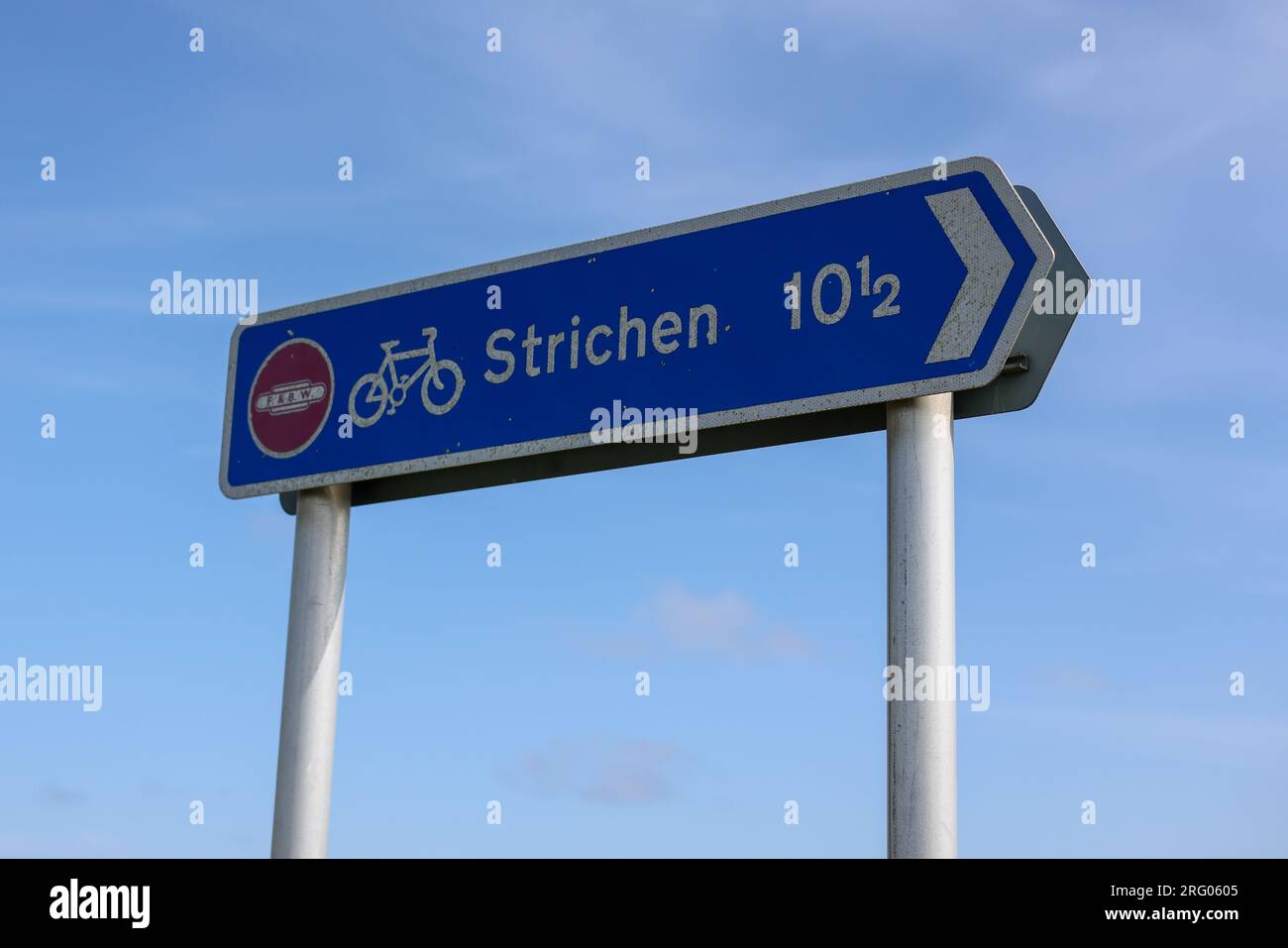 Señal 'Strichen 10 1/2' con carril bici contra el cielo azul. Esta es una señal de carril bici en el noreste de Escocia en la Fomartine y Buchan Way. Foto de stock