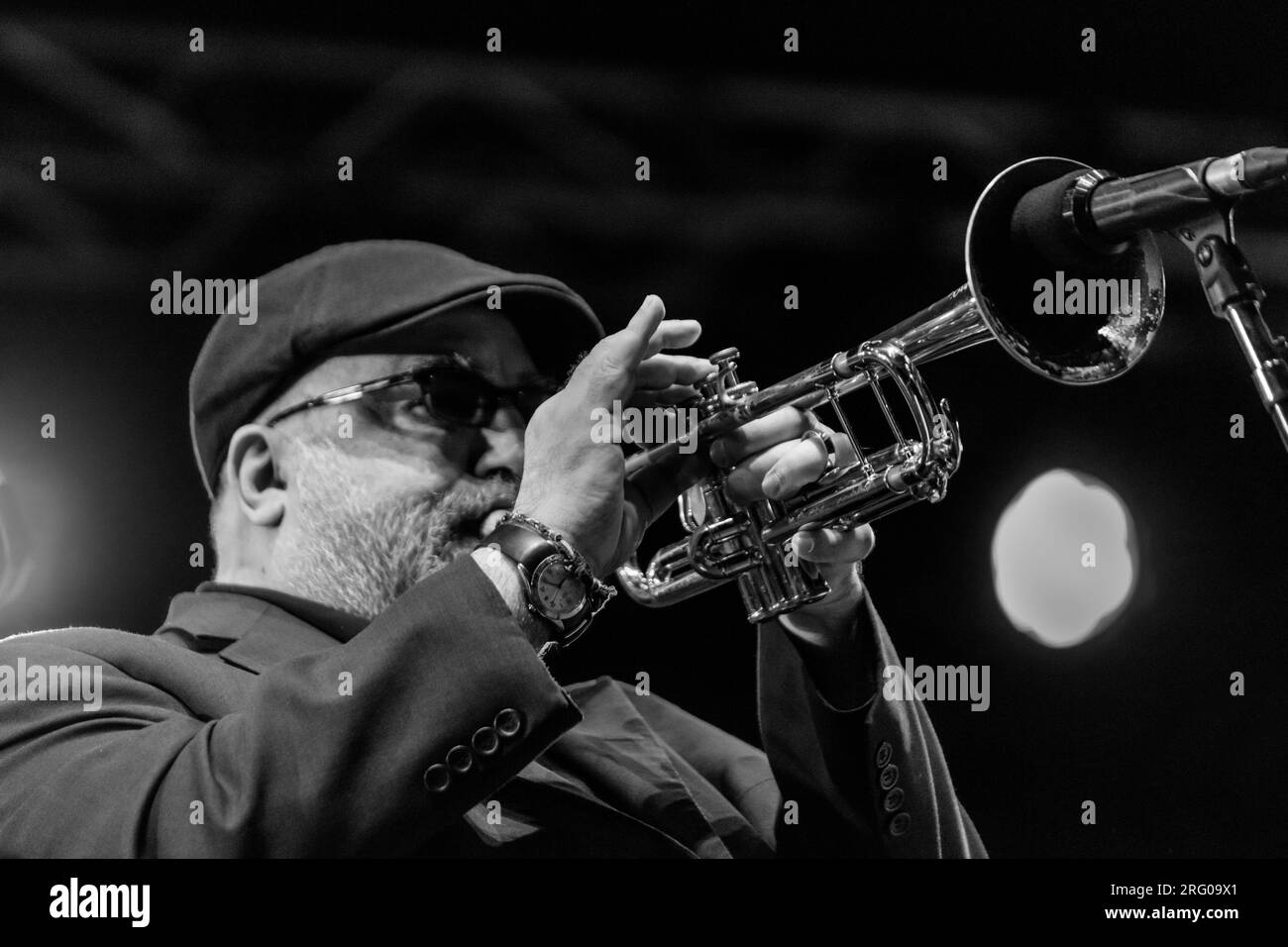 RANDY BRECKER toca la trompeta para la celebración de Michael Brecker en el escenario principal en el 61º Festival de Jazz de Monterey - Monterey, California Foto de stock