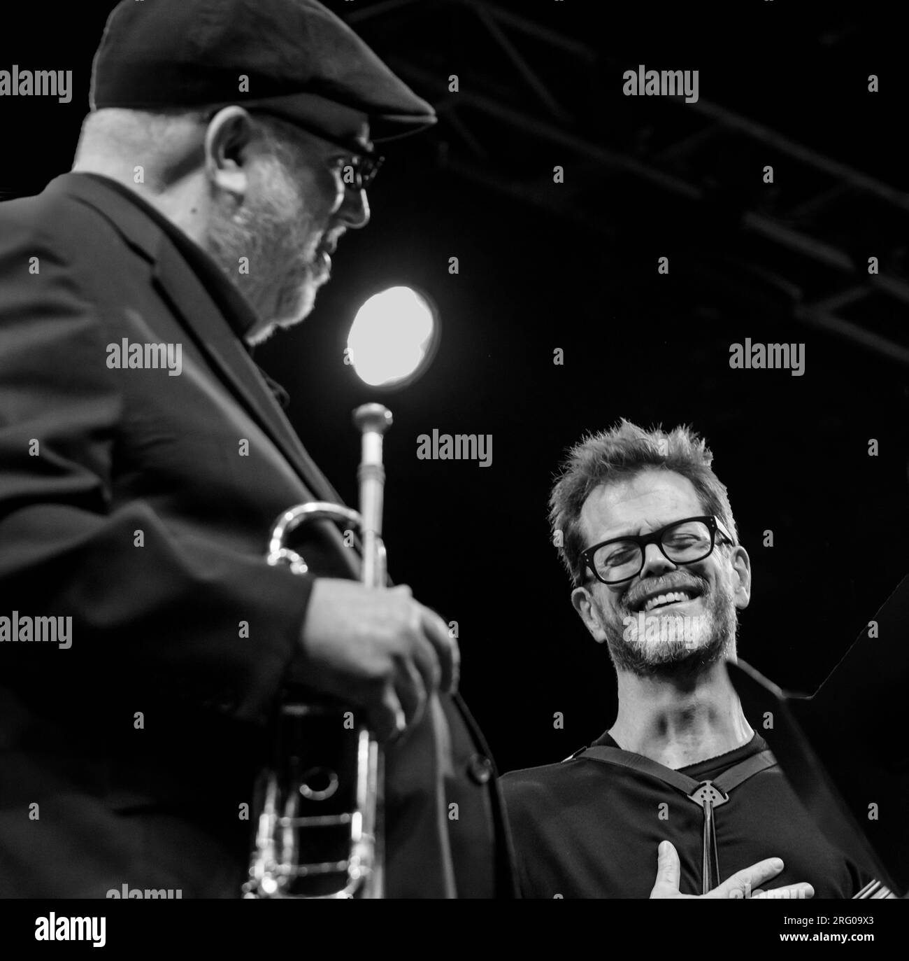 RANDY BRECKER y DONNY MCCASLIN para la CELEBRACIÓN DE MICHAEL BRECKER en el escenario principal en el 61º FESTIVAL DE JAZZ DE MONTEREY - MONTEREY, CALIFORNIA Foto de stock