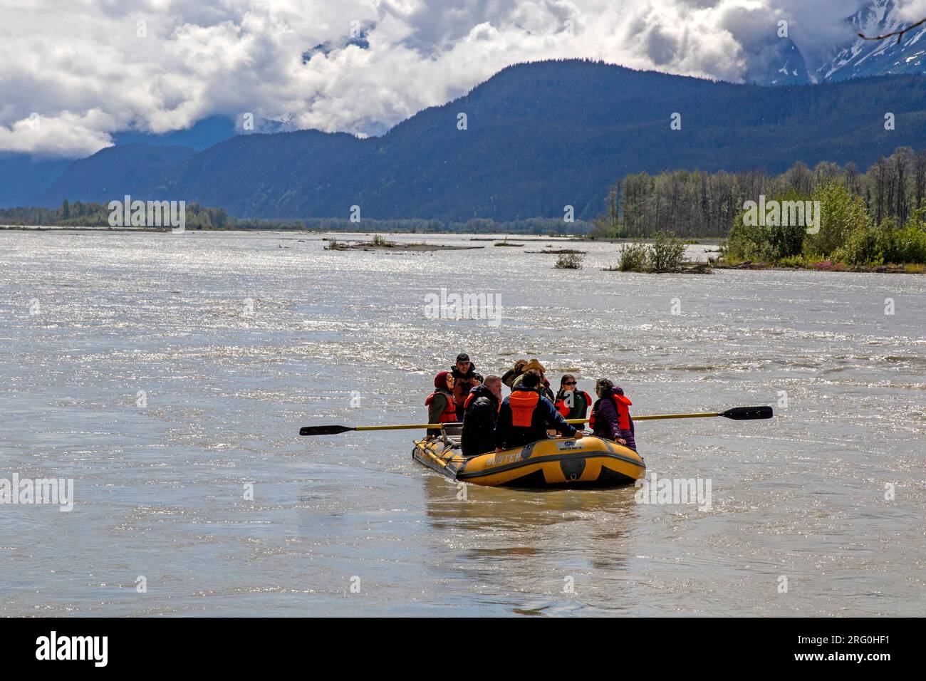 Rafting en el río Chilkat, Chilkat Bald Eagle Preserve Foto de stock
