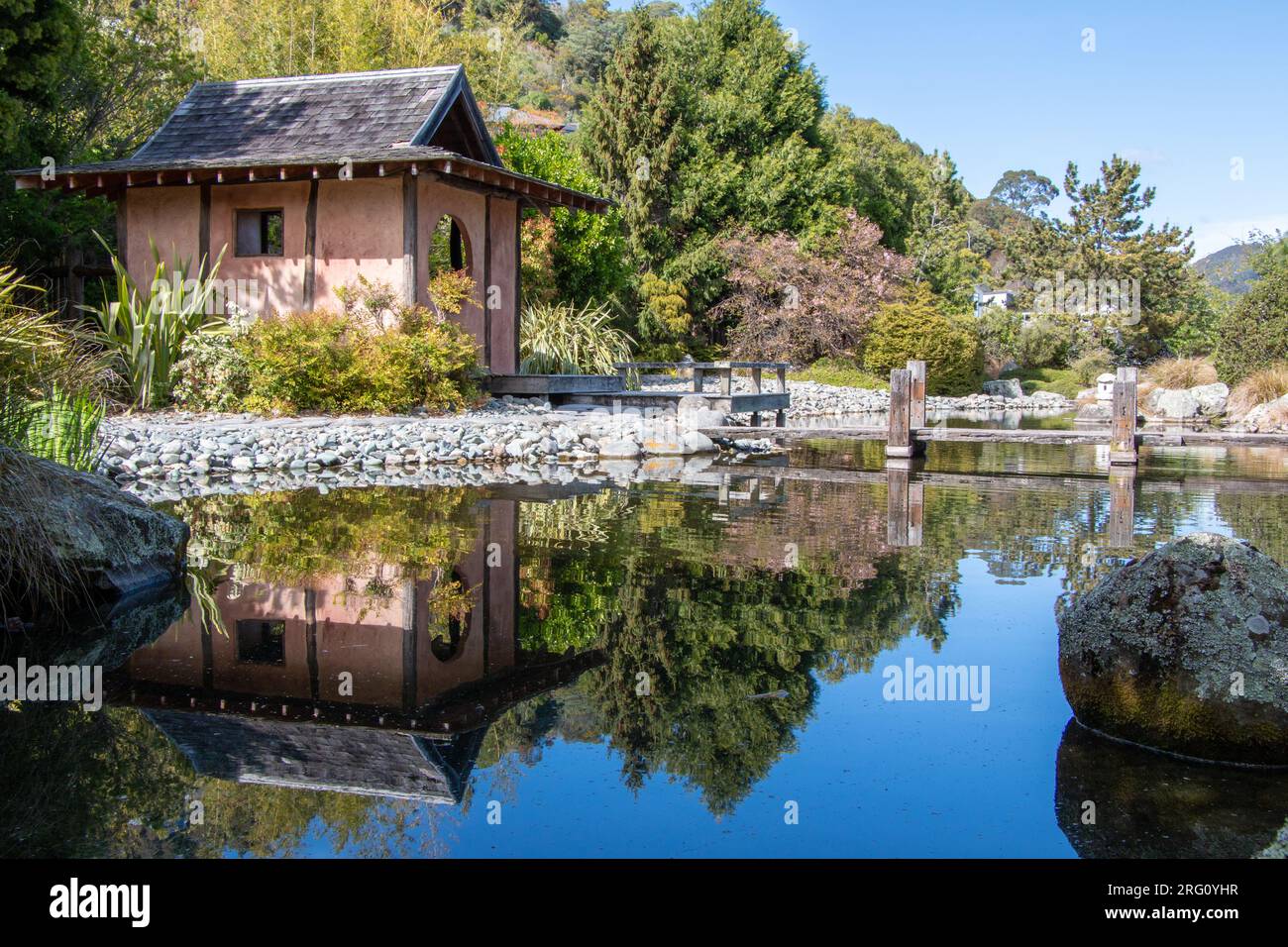 Cielo azul con estanque y casa de té en el jardín japonés Miyazu en Nelson, Isla Sur, Nueva Zelanda Foto de stock