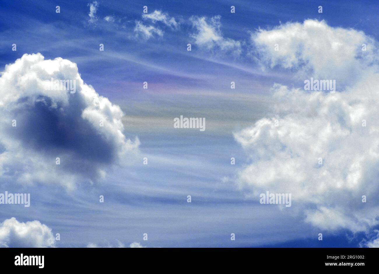 Cielos nublados azules y blancos, Australia Foto de stock