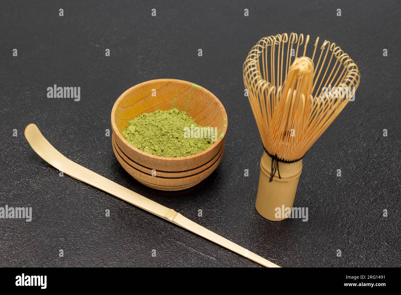 Batidor de bambú en un tazón con té matcha. Cuchara dosificadora y té matcha  en polvo en un plato negro. Colocación plana. Fondo blanco Fotografía de  stock - Alamy