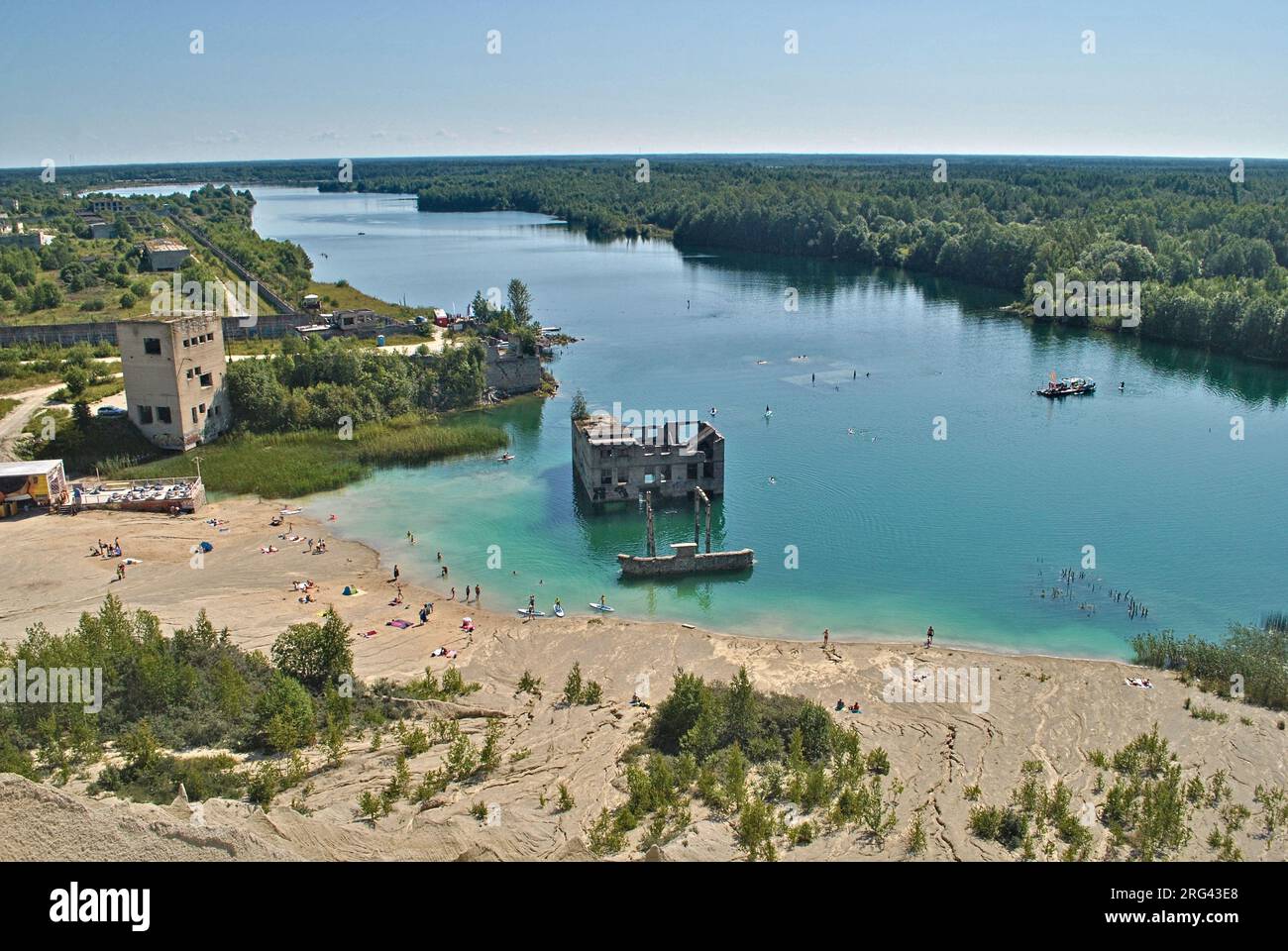 Rummu, abandonó e inundó la prisión soviética y la mina en Estonia, cerca de Tallin. Hoy en día se utiliza como lago de natación, lugar para deportes y actividades al aire libre. Foto de stock