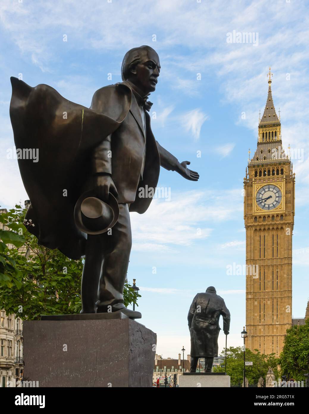 Londres, Reino Unido - 28 de julio de 2023; Estatua de David Lloyd George y Whinston Churchill con Elizabeth Tower del Big Ben Foto de stock