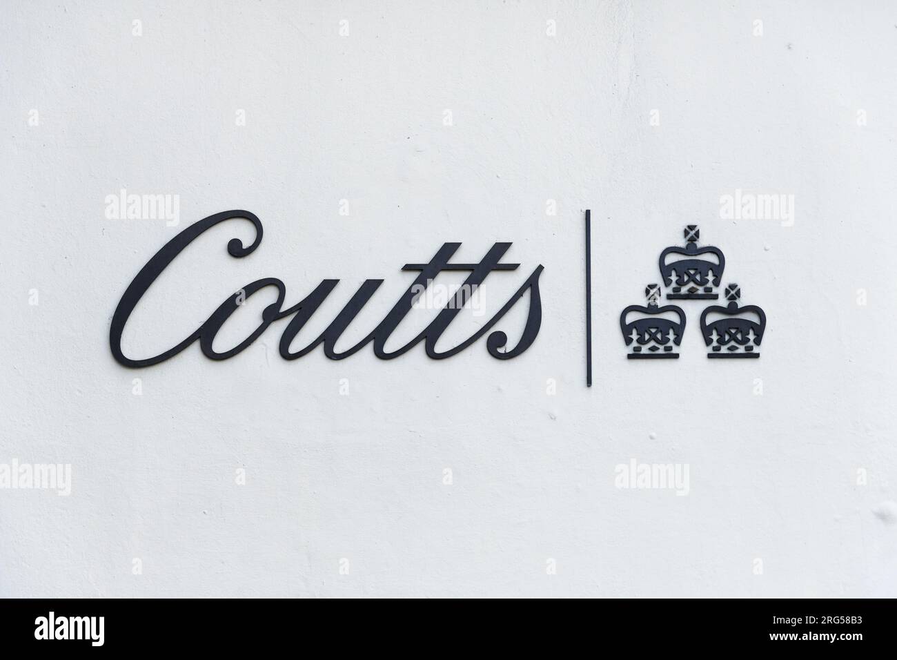 Londres, Reino Unido - 31 de julio de 2023; Firma en la pared con el nombre y el logotipo de Coutts and Co banco privado en Londres Foto de stock