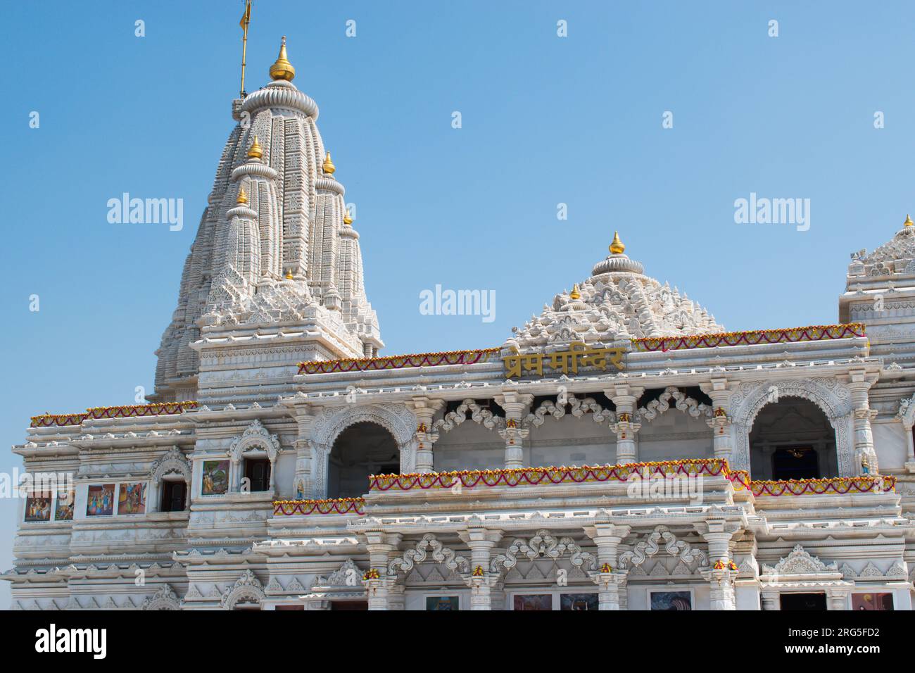 Templo Mathura Vrindavan, Prem mandir con cielo azul en el fondo, hermosa arquitectura. Templo Radha Krishna. Foto de stock