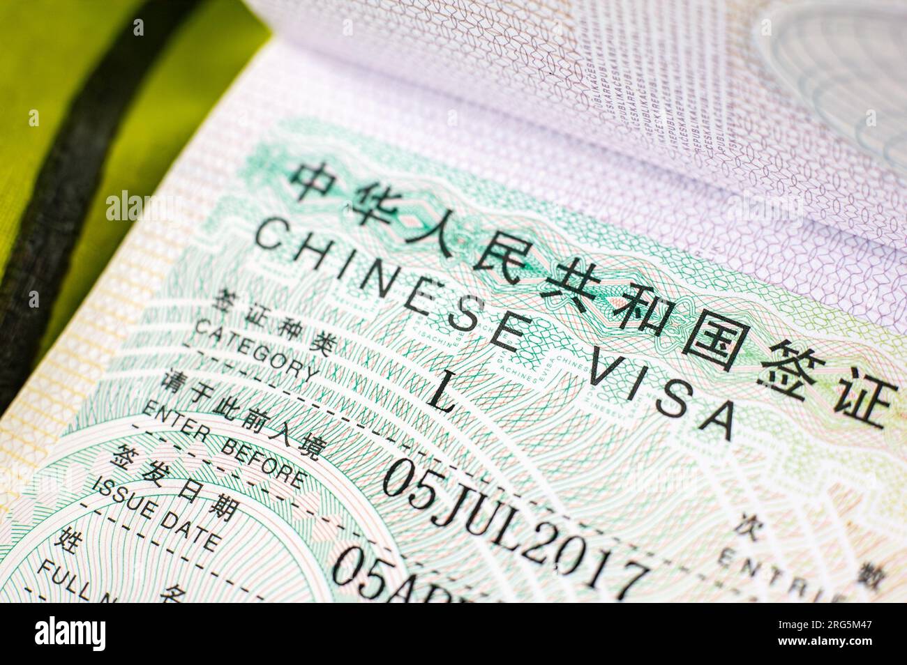 SHNAGHAI, CHINA - 2 DE JULIO de 2022: Visado chino en un pasaporte dado para viajar a China Foto de stock