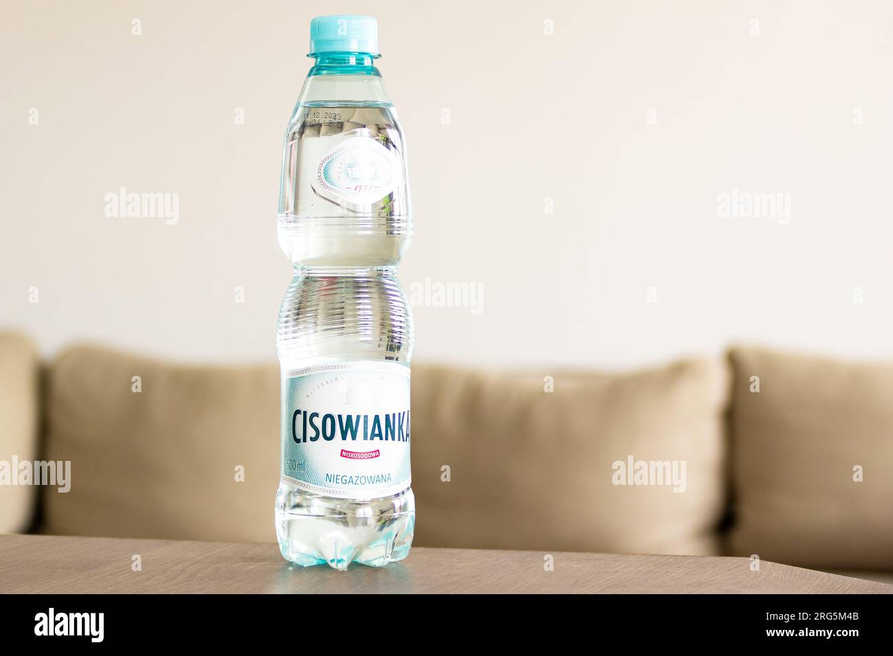 https://c8.alamy.com/compes/2rg5m4b/ostrava-republica-checa-21-de-junio-de-2023-cisowianka-agua-natural-de-polonia-en-pequena-botella-de-plastico-de-500ml-ml-2rg5m4b.jpg