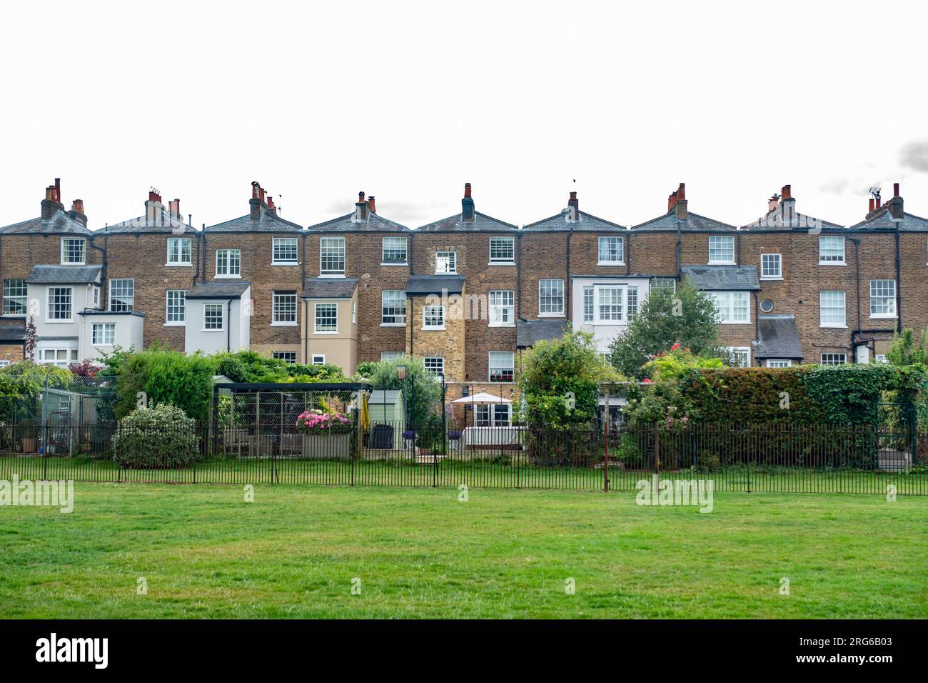 Casas de pueblo vistas desde la parte trasera hacia el Long Walk en Windsor en Berkshire, Reino Unido Foto de stock