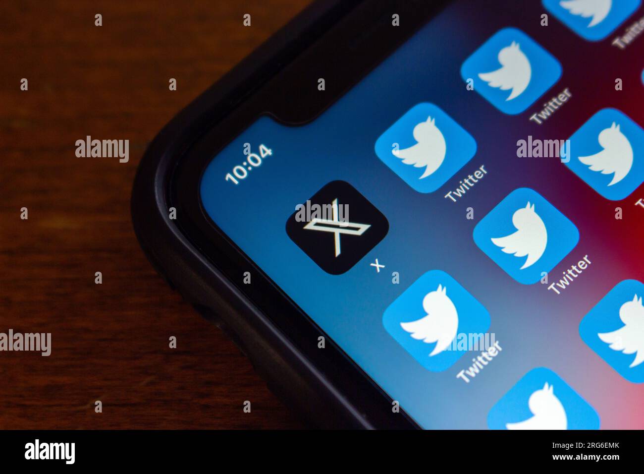 Vancouver, CANADÁ - AGO 7 2023 : Imagen conceptual del icono X de Elon Musk con una gran cantidad de iconos de aplicaciones de Twitter vistos en un iPhone Foto de stock