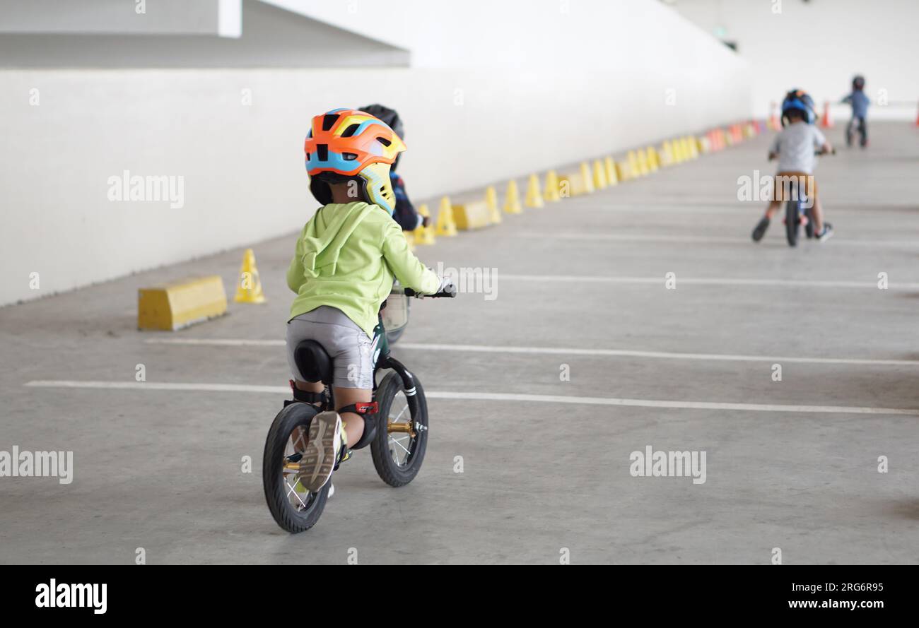 Bicicleta Roja De Tres Ruedas Para Niños En La Calle. Fotos, retratos,  imágenes y fotografía de archivo libres de derecho. Image 93207111