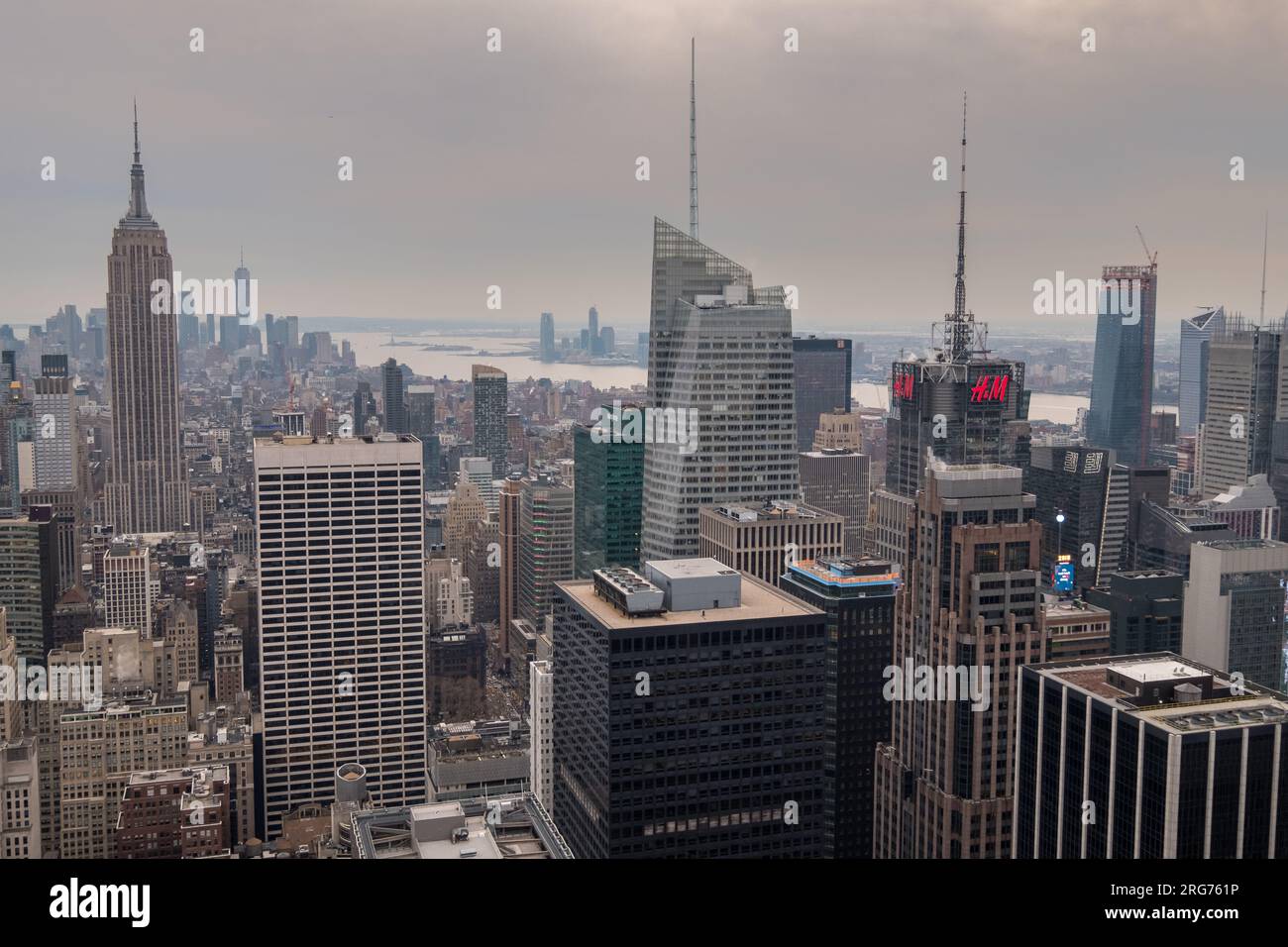 Manhattan, Nueva York, EE.UU. - 9 de diciembre, 2018: Vista clásica desde la parte superior del edificio Top of the Rock hacia el sur de la isla de Manhattan. Foto de stock