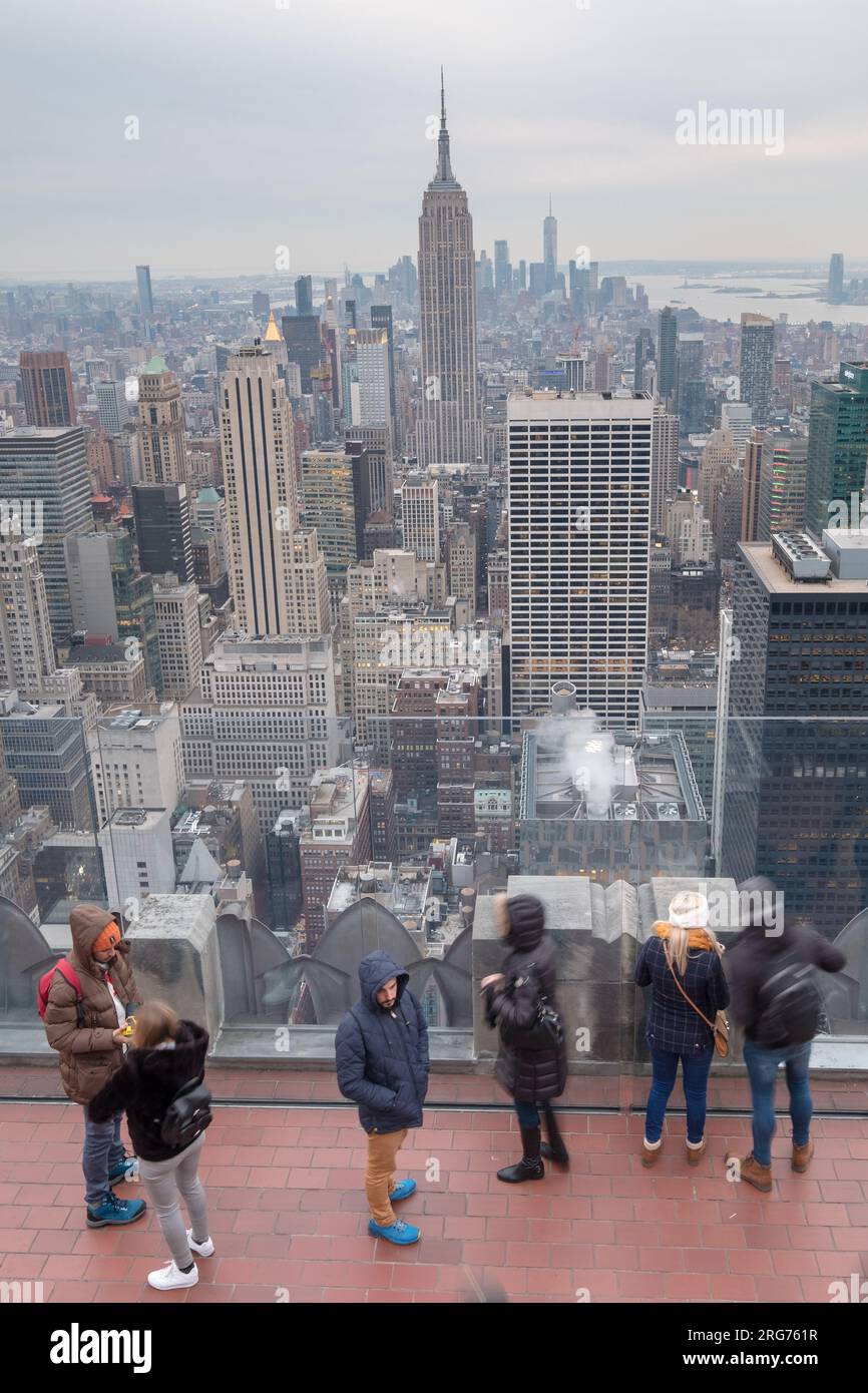 Manhattan, Nueva York, EE.UU. - 9 de diciembre, 2018: Vista clásica desde la parte superior del edificio Top of the Rock hacia el sur de la isla de Manhattan. Foto de stock
