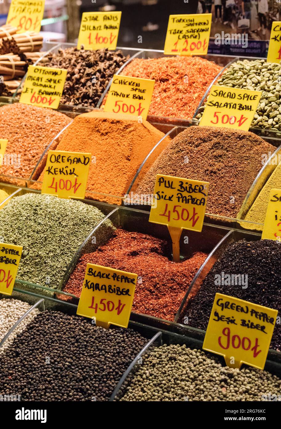 Estambul, Turquía, Türkiye Especias en venta dentro del mercado de las especias. Foto de stock