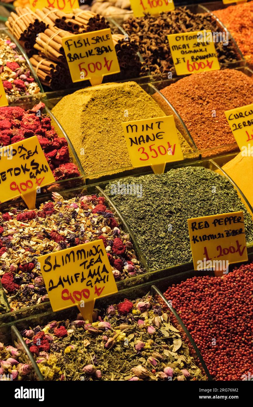 Estambul, Turquía, Türkiye Especias en venta dentro del mercado de las especias. Foto de stock