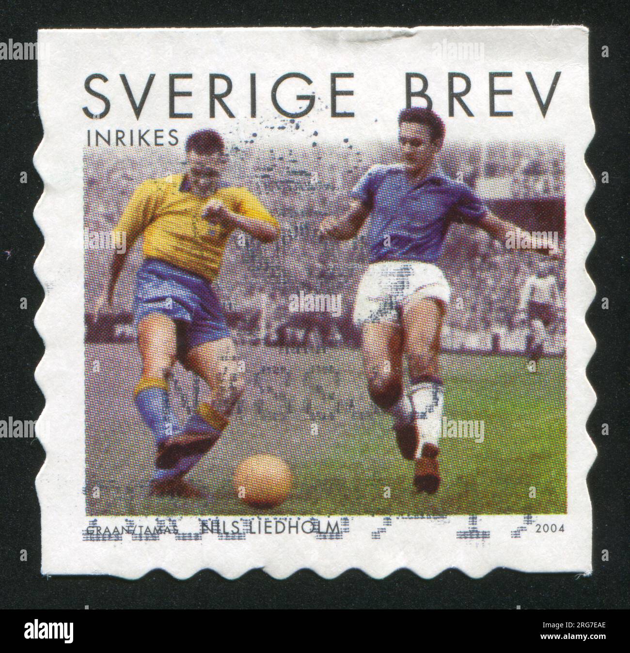 SUECIA - CIRCA 2004: Sello impreso por Suecia, muestra Nils Liedholm, circa 2004 Foto de stock