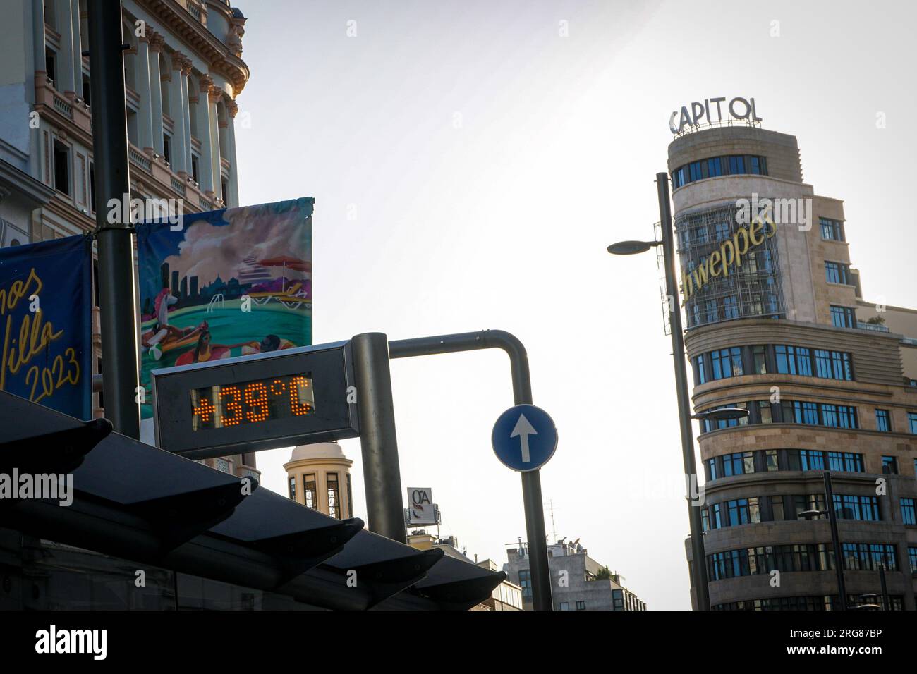 Madrid, España. 07 de agosto de 2023. Un termómetro en la calle Gran Vía de  Madrid muestra 39 grados centígrados alrededor de las 8 de la tarde. (Foto  por David Canales/SOPA Images/Sipa