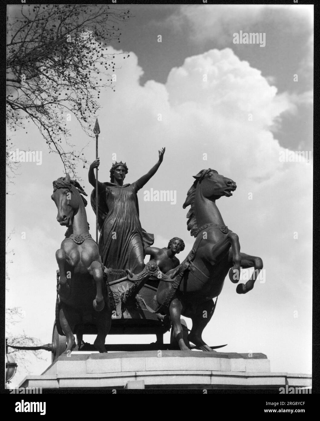 Estatua de LA REINA DE LOS ICENI por Sir William Hamo Thornycroft, terminada en 1901 y ubicada en el puente de Westminster, Londres. Foto de stock