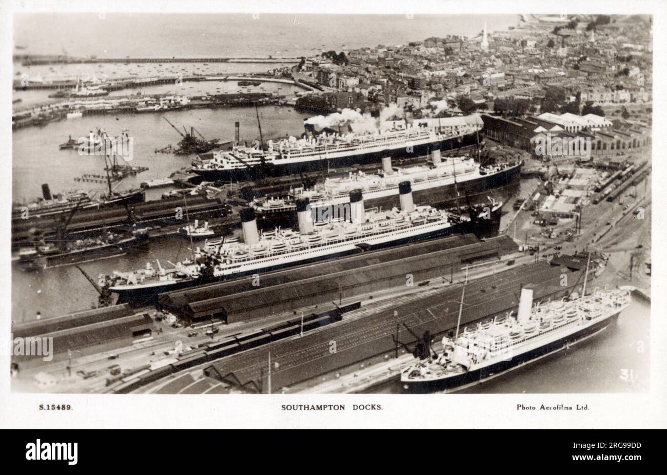 Vista aérea de Southampton Docks - Great Ocean Liners esperando salida en la ruta transatlántica. Los barcos incluyen RMS Olympic. Foto de stock