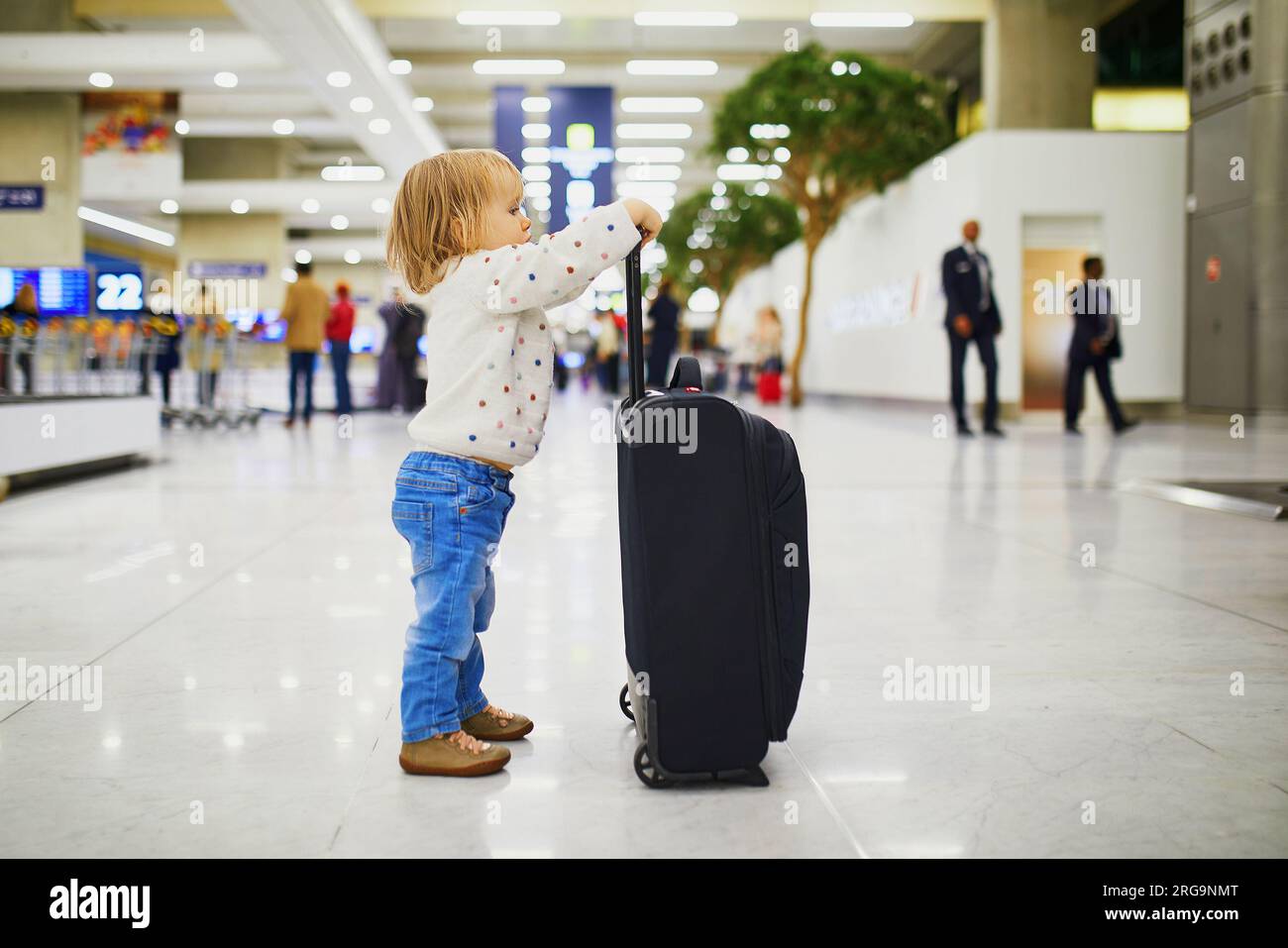 pequeño niña con maleta viaje en el aeropuerto, niños viaje