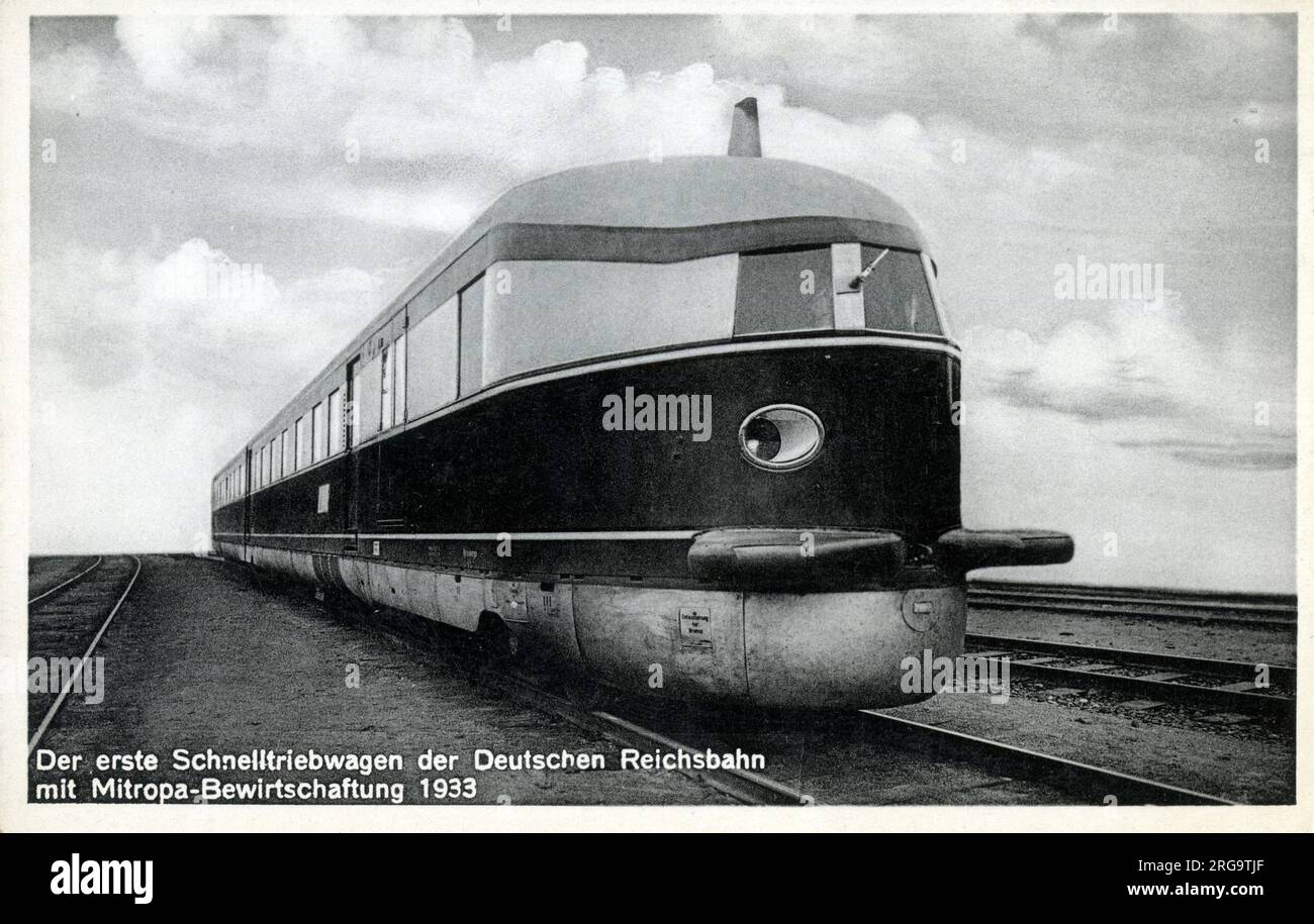 El DRG Class SVT 877 Hamburg Flyer, a veces también Flying Hamburger o en alemán Fliegender Hamburger, fue el primer tren diesel rápido de Alemania, y se le atribuye el establecimiento de la conexión ferroviaria regular más rápida del mundo en su tiempo. Correctamente llamado Baureihe SVT 877, el tren diesel-eléctrico fue utilizado para transportar pasajeros en la línea Berlín-Hamburgo (aproximadamente 178 millas). Entró en servicio en 1933. Foto de stock