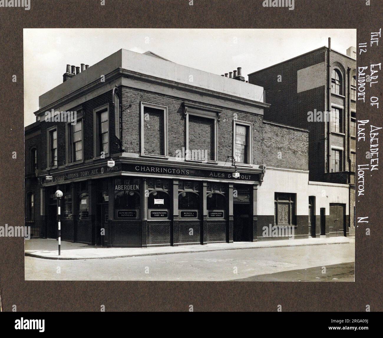 Fotografía del Conde de Aberdeen PH, Hoxton, Londres. La cara principal de la impresión (mostrada aquí) representa: Esquina a la vista del pub. El reverso de la impresión (disponible bajo petición) DETALLES: Nada para el conde de Aberdeen, Hoxton, Londres N1 5DG. A partir de julio de 2018 . Cerrado y demolido Foto de stock