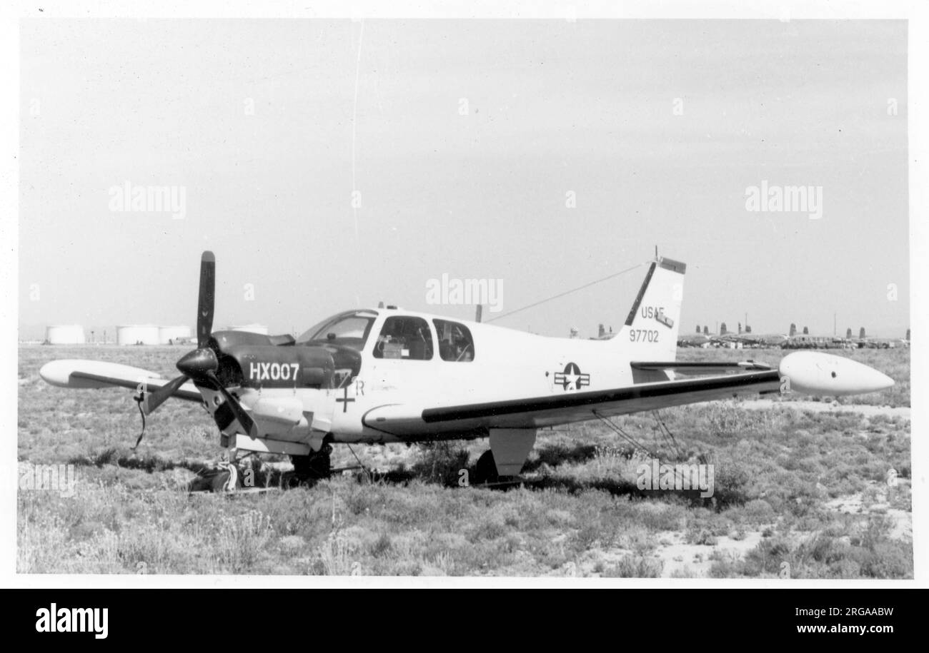 Fuerza Aérea de los Estados Unidos - Beechcraft QU-22B 69-7702 (msn EB-10) El QU-22B fue desarrollado como una estación de relevos sin pilotar muy silenciosa para el sistema de detección de movimiento Igloo White desplegado en el sendero Ho Chi Minh en Laos y Camboya. En las operaciones, el avión voló sin piloto, pero con un operativo Igloo White. Este avión en particular no fue utilizado en las operaciones de ODF en el teatro de Vietnam, pero permaneció en los EE.UU. Y fue enviado a MASDC para su eliminación el 8 de noviembre de 1972. Declarado exceso el 19 de julio de 1973, fue vendido con registro civil N49893. Foto de stock