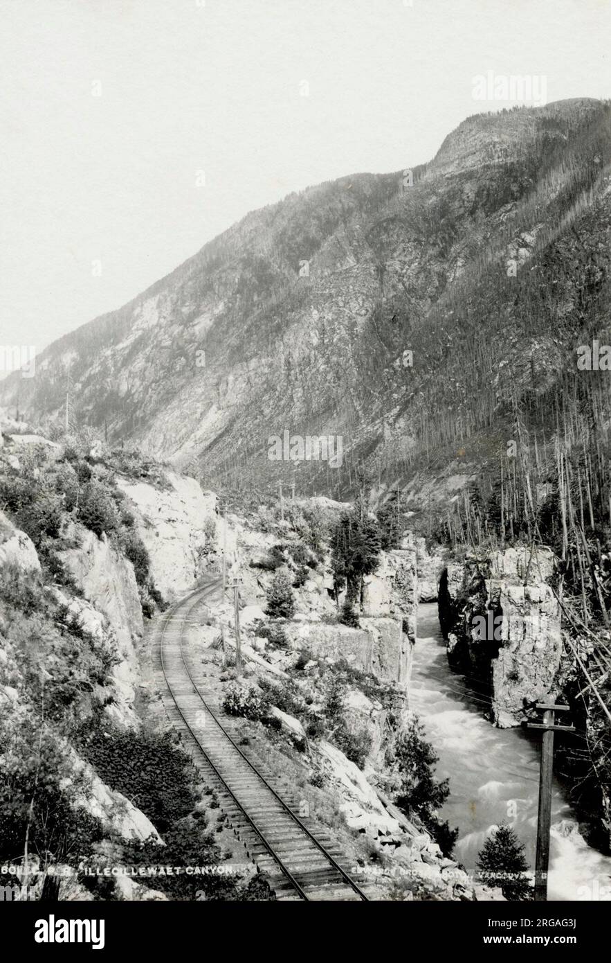 Antiguo siglo 19 fotografía de ferrocarril a lo largo del Cañón Ilecillewaet, río, Columbia Británica, Canadá Foto de stock