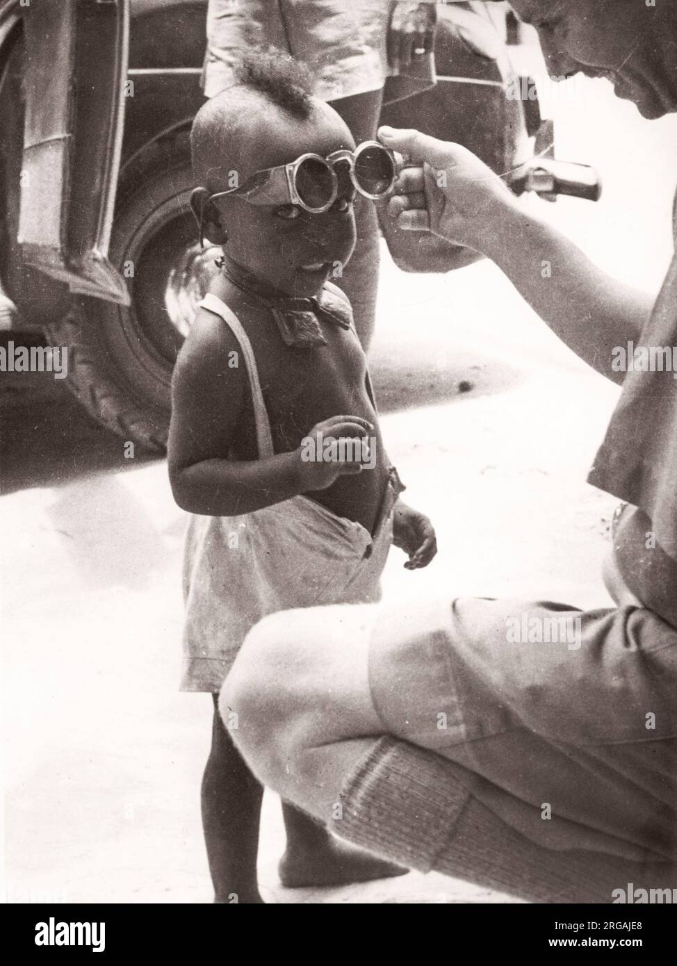 1940s África del Este - joven somalí con gafas Fotografía de un oficial de reclutamiento del ejército británico estacionado en África del Este y Oriente Medio durante la Segunda Guerra Mundial Foto de stock