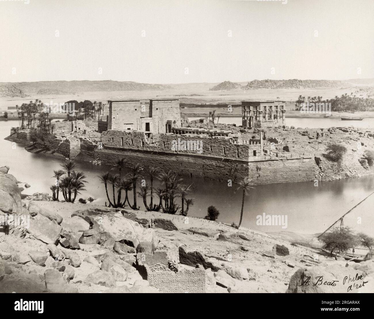 Fotografía del siglo XIX: Egipto c.1880 - la región de Philae en medio del río Nilo, Egipto, Templo de Isis. Foto de stock