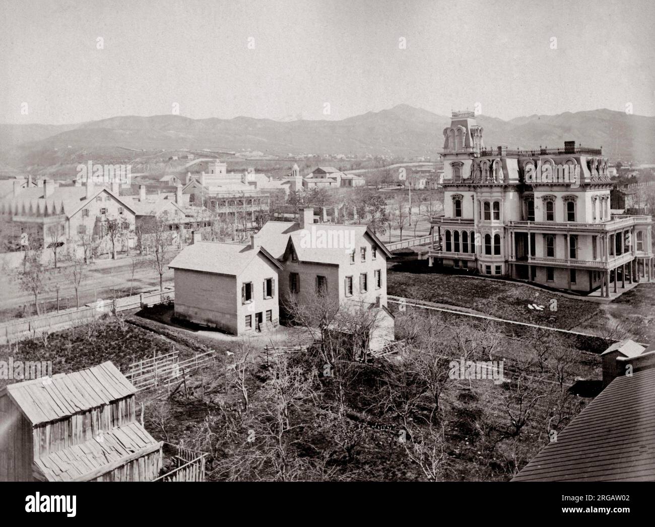 Casas históricas, incluyendo The Beehive, hogar de Brigham Young, Iglesia de los Santos de los Últimos Días, Salt Lake City, Utah, finales del siglo 19th, Mormón. Foto de stock