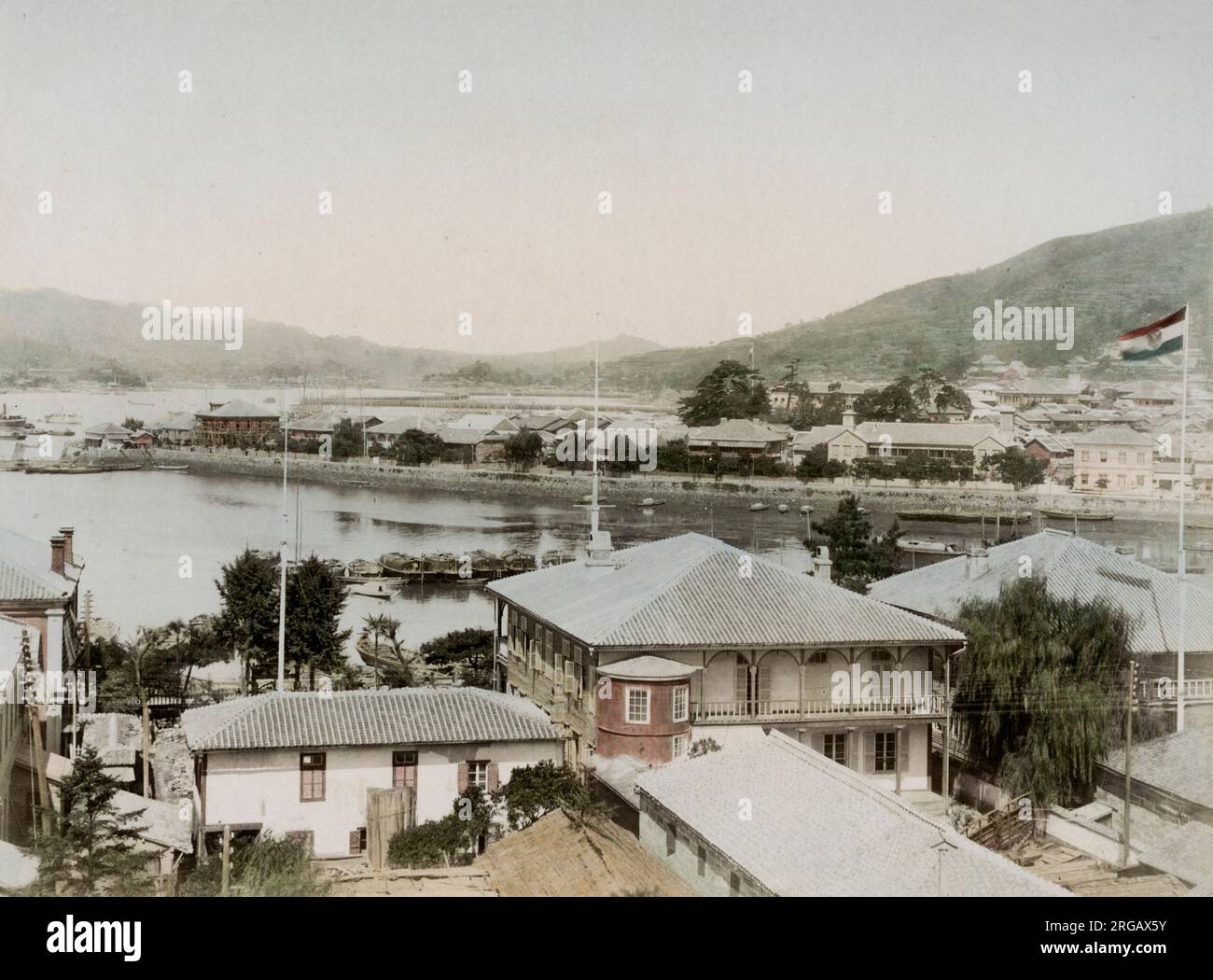 Fotografía vintage del siglo XIX - Dejimaa Nagaaki. Dejima fue un puesto comercial portugués y posteriormente holandés en Nagasaki, Japón de 1634 a 1854. Dejima era también el lugar para el comercio con los chinos en ese momento, y por lo tanto el único lugar designado para el comercio exterior y el cambio durante el histórico período japonés Edo. Fue abolido como un enclave separado en la década de 1850 y más tarde incorporado en la ciudad. Foto de stock