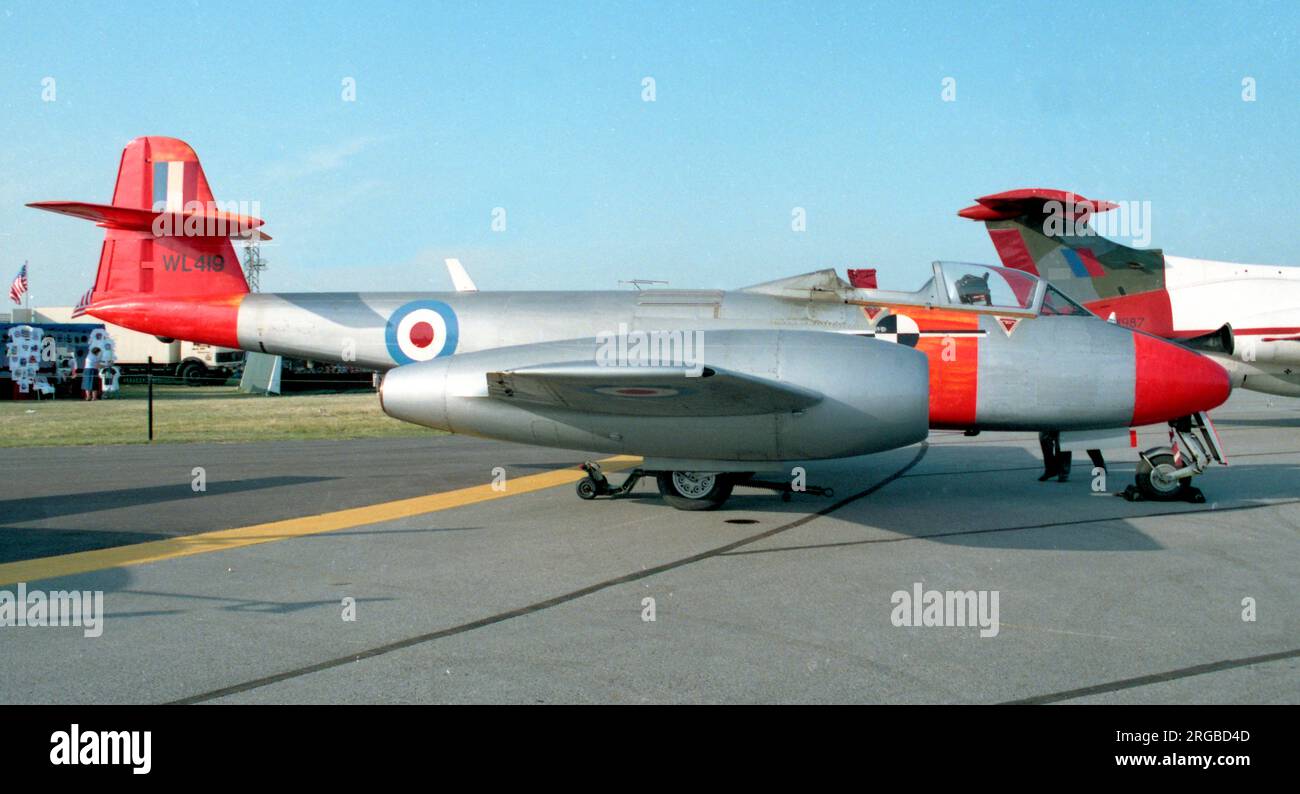 Gloster Meteor 7 y medio S WL419 (msn G5-423772), de Martin-Baker Aircraft Co. (Cedido por el Ministerio de Defensa), en Boscombe para el Torneo Aéreo Internacional 1992, el 13 de junio de 1992. Construido como un T.7 este avión fue modificado por Martin-Baker para probar asientos de eyección con maniquíes. Un piloto vivo voló el avión desde la cabina delantera mientras que la cabina trasera llevaba el asiento de prueba, que fue disparado remotamente sobre el aeródromo de Chalgrove, en Oxfordshire. Foto de stock