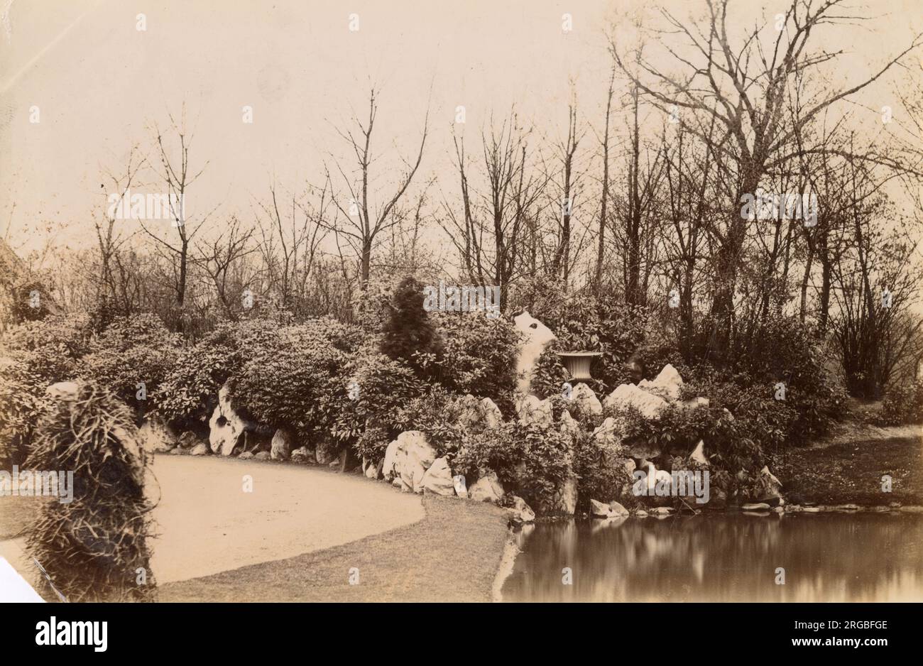 Jardín con piscina y rocalla, Cheshire Foto de stock