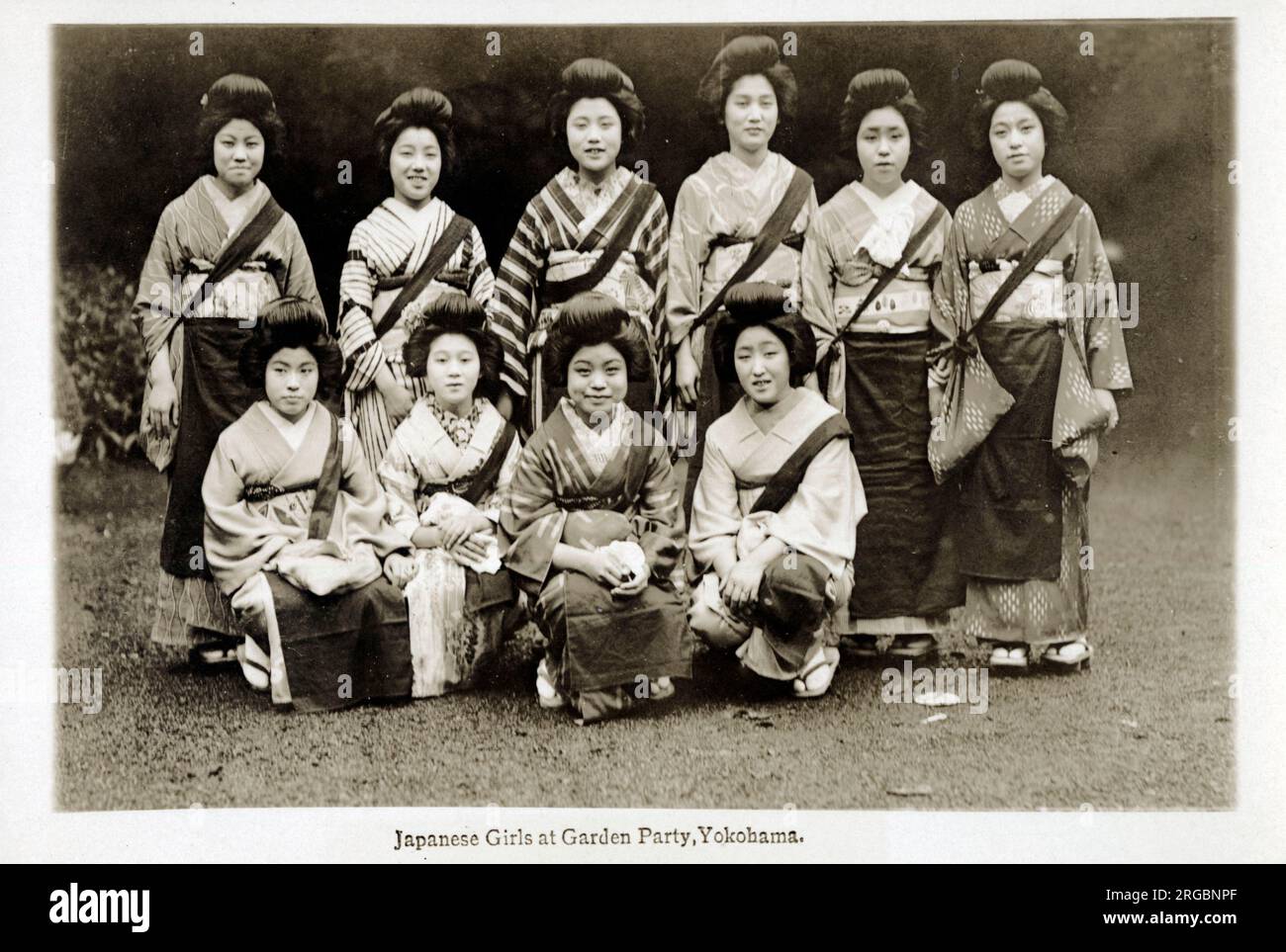 El príncipe Enrique Duque de Gloucester y la 'Misión de la Garter' en Japón para otorgar al emperador Showa (Hirohito) (1901-1989) el Caballero Extraño de la Orden de la Garter (KG); conferido en 1929, revocado en 1941, restaurado en 1971. Chicas japonesas en una fiesta en el jardín, Yokohama - 11 de mayo - 'dado' a los oficiales y hombres de HMS Suffolk. Foto de stock