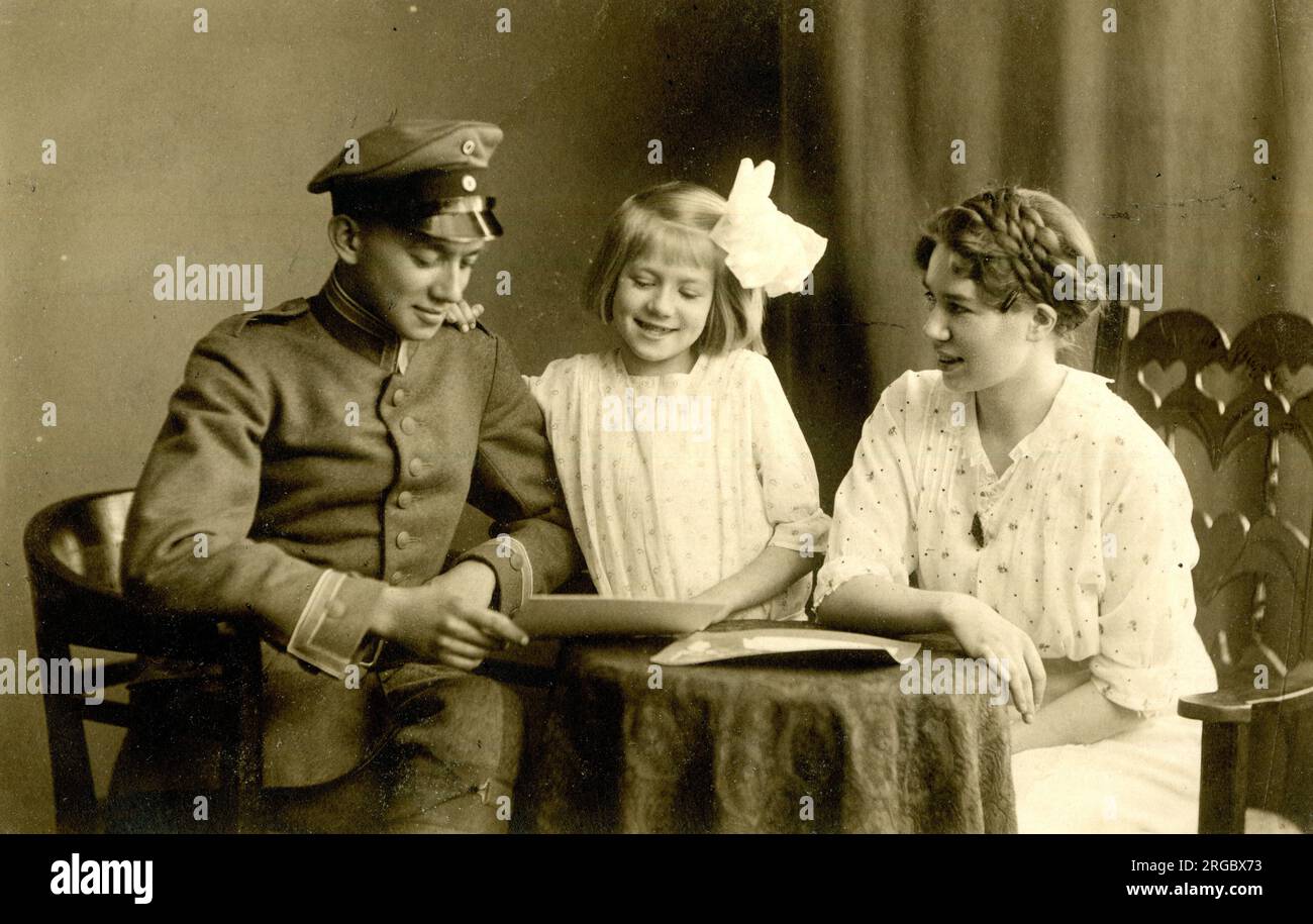 Soldado alemán y su familia, WW1 Foto de stock